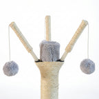 jouets suspendus sur arbre a chat avec niche