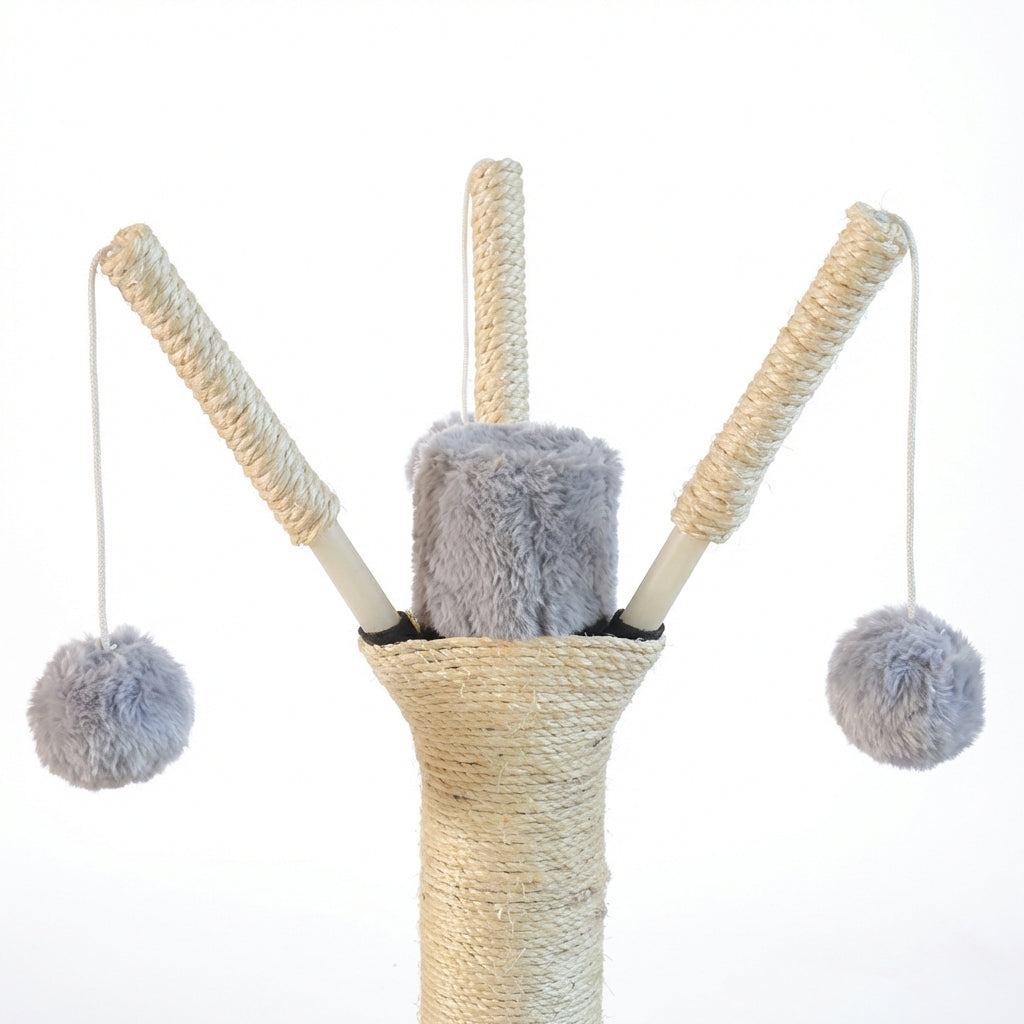 jouets suspendus sur arbre a chat avec niche