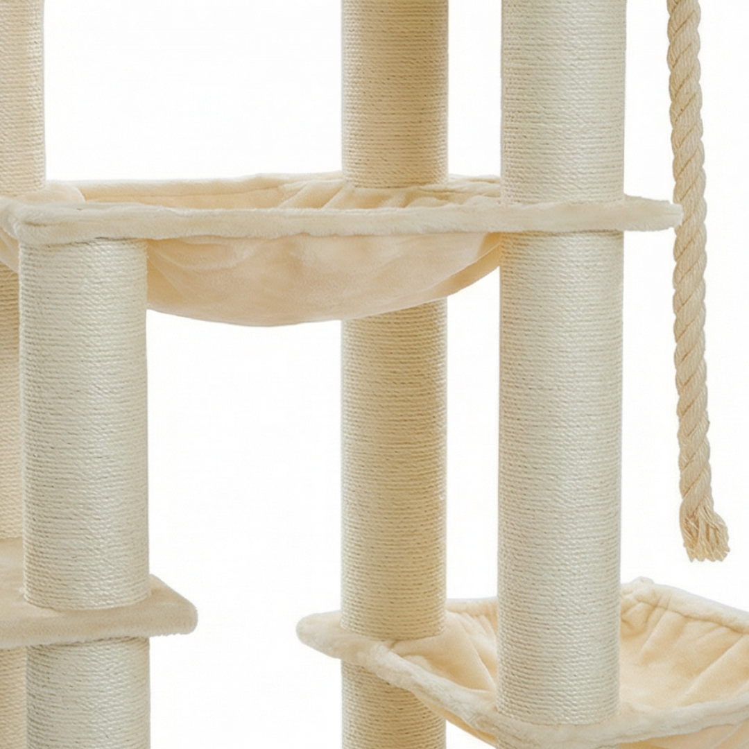 grand arbre a chat interieur avec hamac